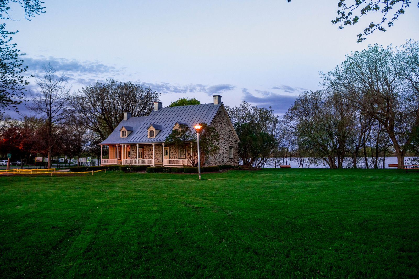 La bastide du Domaine des Cyprès et son parc au crépuscule